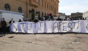 Il grido disperato degli ambulanti in piazza: “Fateci aprire, il mercato all’aperto non è pericoloso” - Corriere Salentino