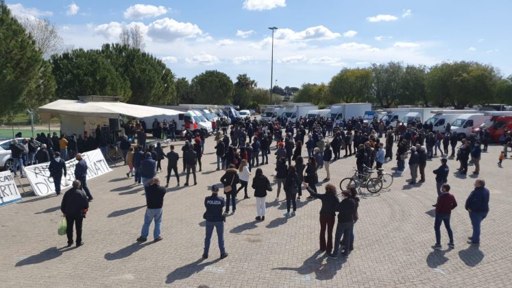 A Galatone la protesta degli ambulanti contro le restrizioni imposte dal Governo - Corriere Salentino