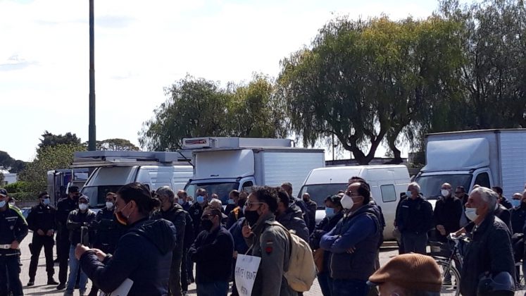 A Galatone la protesta degli ambulanti contro le restrizioni imposte dal Governo - Corriere Salentino