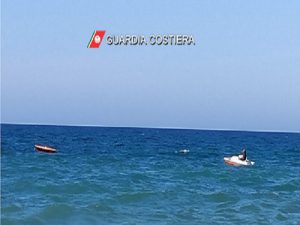 La sua canoa si ribalta a largo e 40enne rischia di annegare: salvato in extremis - Corriere Salentino