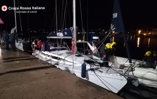 Sbarco notturno, 37 migranti arrivano su una barca a vela: tra loro 5 bambini e una donna incinta - Corriere Salentino