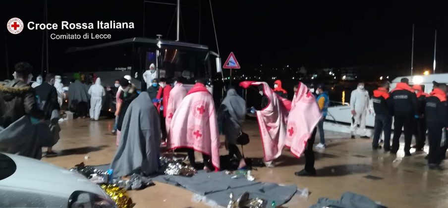 Sbarco notturno, 37 migranti arrivano su una barca a vela: tra loro 5 bambini e una donna incinta - Corriere Salentino