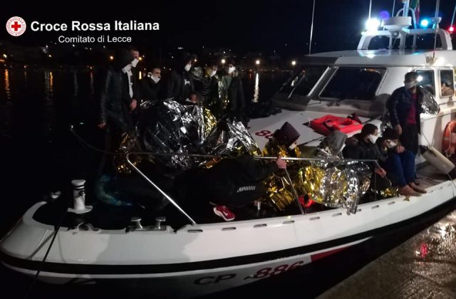 Sbarco notturno, 37 migranti arrivano su una barca a vela: tra loro 5 bambini e una donna incinta - Corriere Salentino