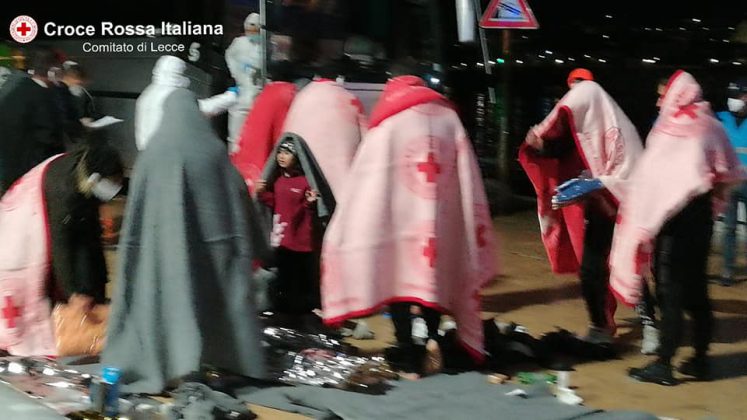 Sbarco notturno, 37 migranti arrivano su una barca a vela: tra loro 5 bambini e una donna incinta - Corriere Salentino