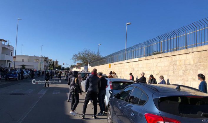 In 300 in fila a Pasquetta per il vaccino. “Dobbiamo fare presto”. Alla Zappalà domani gli over 80 - Corriere Salentino