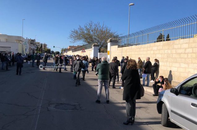 In 300 in fila a Pasquetta per il vaccino. “Dobbiamo fare presto”. Alla Zappalà domani gli over 80 - Corriere Salentino
