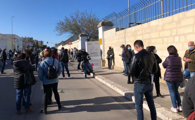 In 300 in fila a Pasquetta per il vaccino. “Dobbiamo fare presto”. Alla Zappalà domani gli over 80 - Corriere Salentino