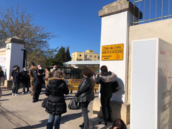 In 300 in fila a Pasquetta per il vaccino. “Dobbiamo fare presto”. Alla Zappalà domani gli over 80 - Corriere Salentino