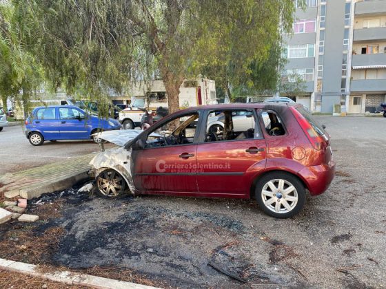 Alle fiamme due auto, notte "rovente" tra Lecce e provincia: mezzi distrutti, indagini in corso - Corriere Salentino