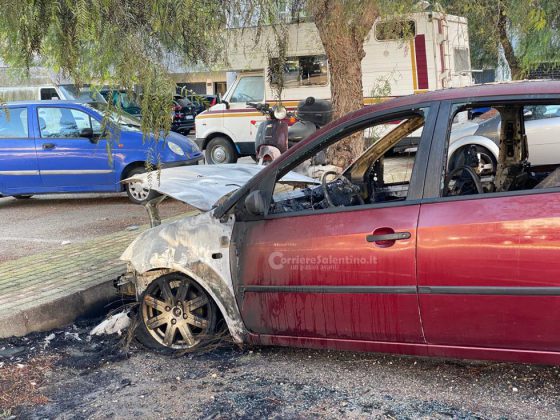 Alle fiamme due auto, notte "rovente" tra Lecce e provincia: mezzi distrutti, indagini in corso - Corriere Salentino