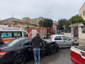 Incidente alle porte della città: impatto tra auto all'incrocio. Feriti lievi - Corriere Salentino