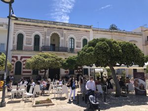 Riaprono le spiagge, per i salentini è già estate: tutti sulla sabbia e sugli scogli per la tintarella. Ecco le regole da seguire - Corriere Salentino