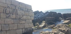 Ancora uno sfregio al Molo di Adriano. Nemmeno la vecchia scritta è stata cancellata, lo sdegno della “Voce di Lecce” - Corriere Salentino