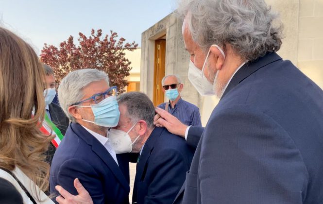 Emiliano con Don Ciotti a Calimera nel ricordo di Antonio Montinaro, Rocco Di Cillo, Vito Schifani, Giovanni Falcone e Francesca Morvillo - Corriere Salentino