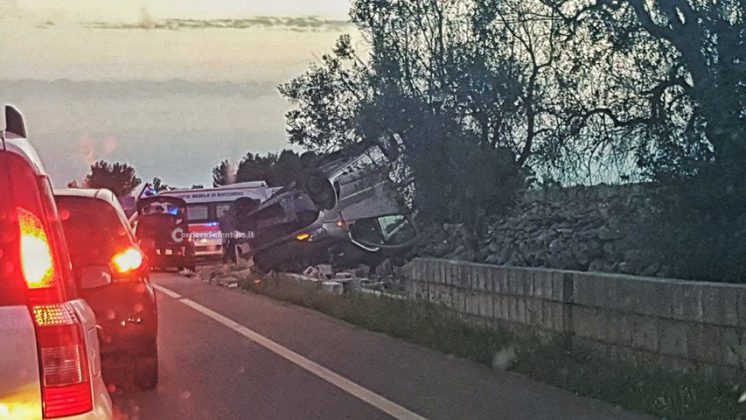 Paura per ragazzini di rientro da gita al mare. Furgoncino si ribalta: sette feriti - Corriere Salentino