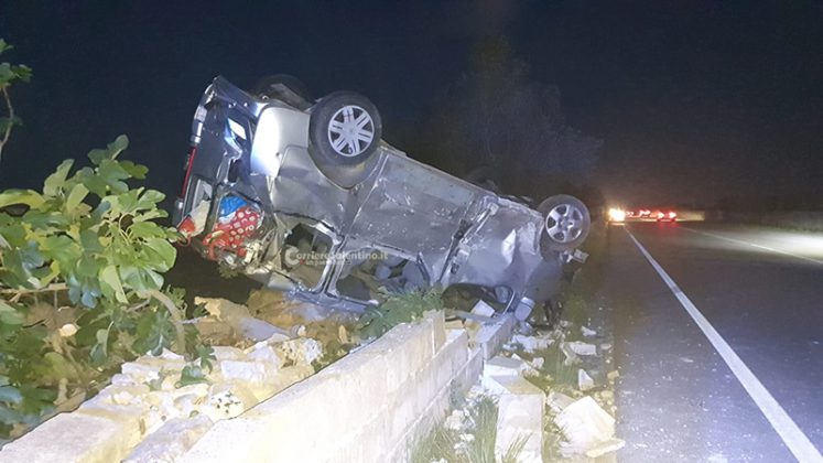 Paura per ragazzini di rientro da gita al mare. Furgoncino si ribalta: sette feriti - Corriere Salentino