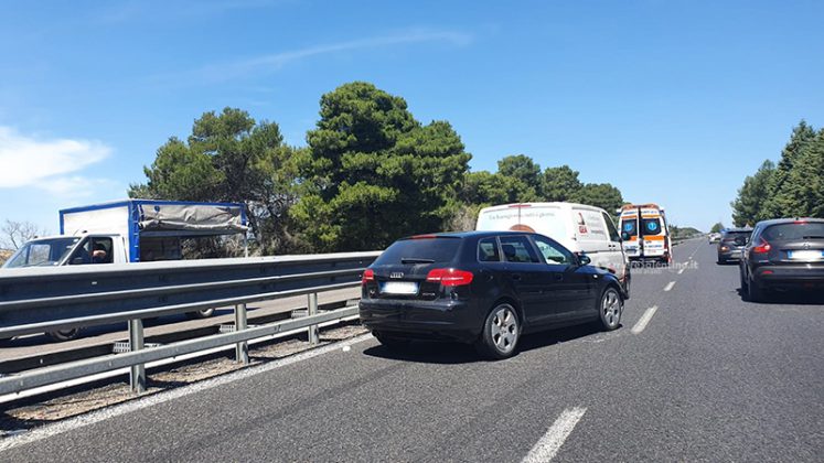 Frena improvvisamente per evitare l'autovelox, ma causa un tamponamento: disagi e lievi feriti sulla statale 16 - Corriere Salentino