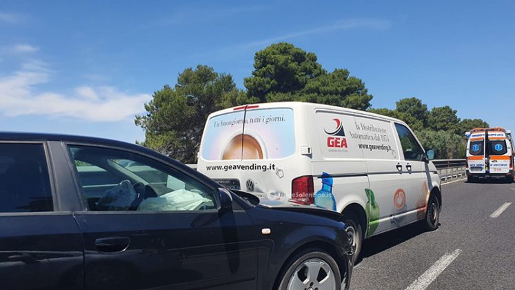 Frena improvvisamente per evitare l'autovelox, ma causa un tamponamento: disagi e lievi feriti sulla statale 16 - Corriere Salentino