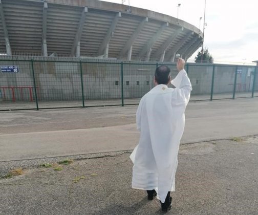“Disponibile a benedire il Lecce e gli spogliatoi dello stadio”. Per Don Antonio “possiamo farcela, c’è ancora speranza” - Corriere Salentino
