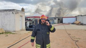 Mezzi schierati e lampeggianti accesi, i Vigili del Fuoco abbracciano così il caporeparto andato in pensione - Corriere Salentino