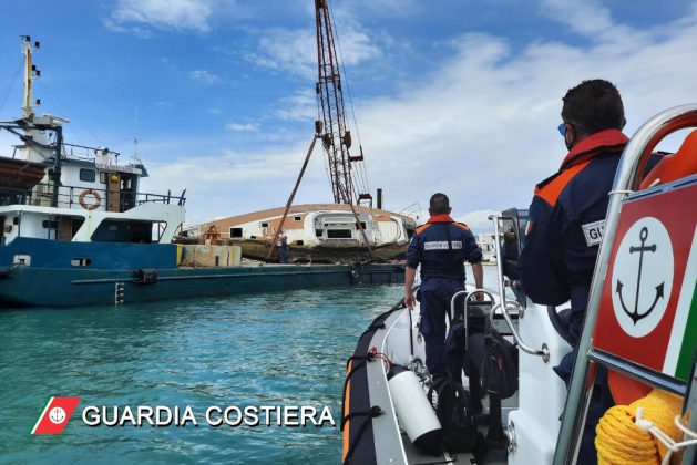 Riparte l'operazione "Fondali Puliti": recuperata anche barca a vela incagliata da quasi 3 anni - Corriere Salentino