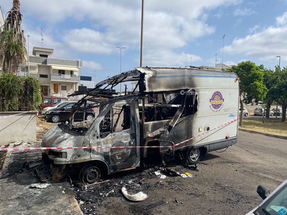 Doppio incendio tra Lecce e il basso Salento: alle fiamme camper e Audi di un uomo già noto - Corriere Salentino
