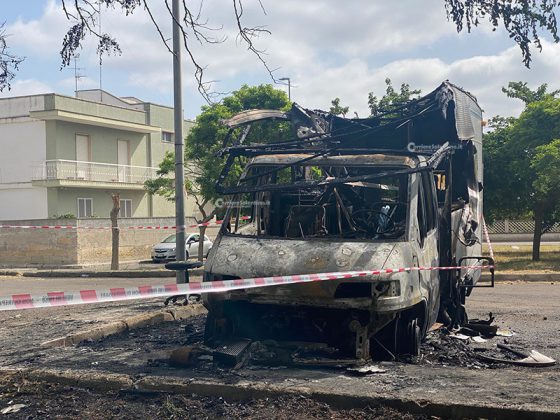 Doppio incendio tra Lecce e il basso Salento: alle fiamme camper e Audi di un uomo già noto - Corriere Salentino