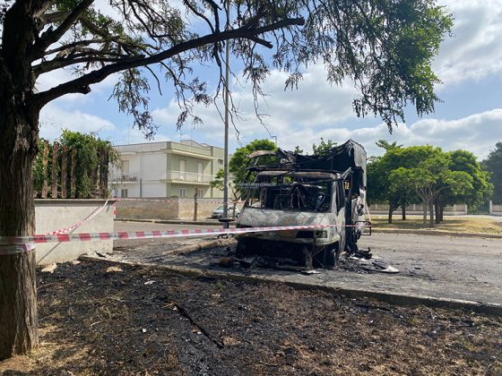 Doppio incendio tra Lecce e il basso Salento: alle fiamme camper e Audi di un uomo già noto - Corriere Salentino