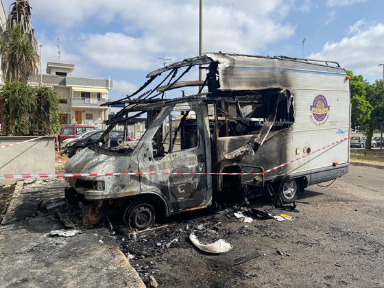 Doppio incendio tra Lecce e il basso Salento: alle fiamme camper e Audi di un uomo già noto - Corriere Salentino