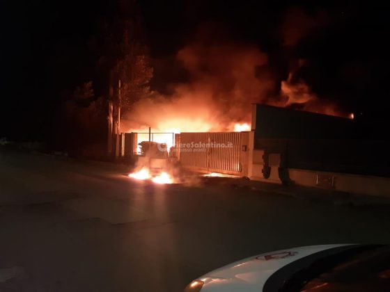 Raid notturno distrugge i mezzi di ditta di promozione pubblicitaria: il rogo è doloso - Corriere Salentino
