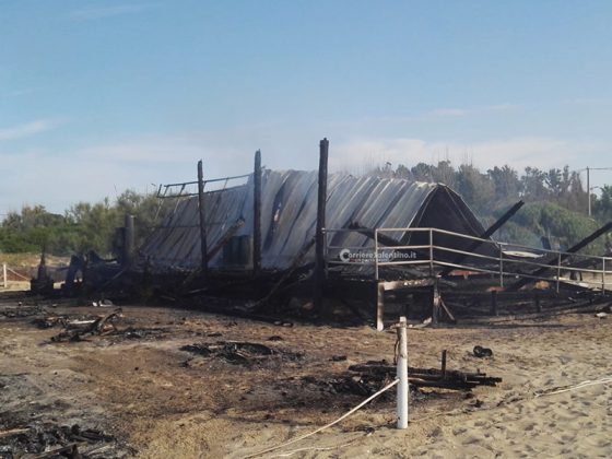 Raid incendiario contro un lido appena riaperto, danni ingenti: secondo episodio sulla costa ionica - Corriere Salentino
