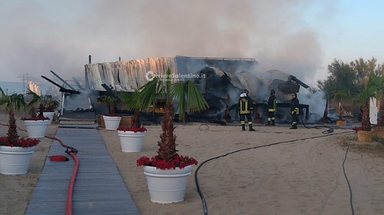 Raid incendiario contro un lido appena riaperto, danni ingenti: secondo episodio sulla costa ionica - Corriere Salentino