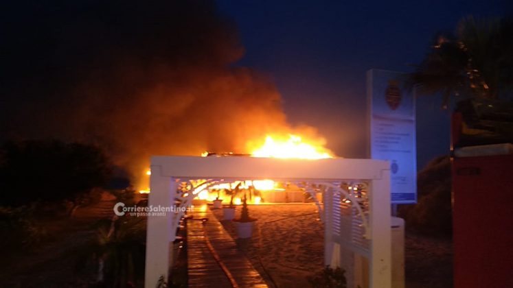 Raid incendiario contro un lido appena riaperto, danni ingenti: secondo episodio sulla costa ionica - Corriere Salentino