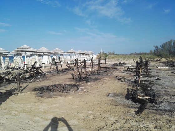 Raid incendiario contro un lido appena riaperto, danni ingenti: secondo episodio sulla costa ionica - Corriere Salentino