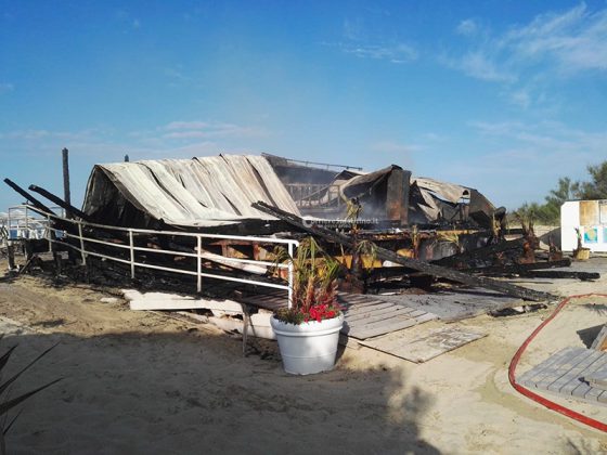 Raid incendiario contro un lido appena riaperto, danni ingenti: secondo episodio sulla costa ionica - Corriere Salentino