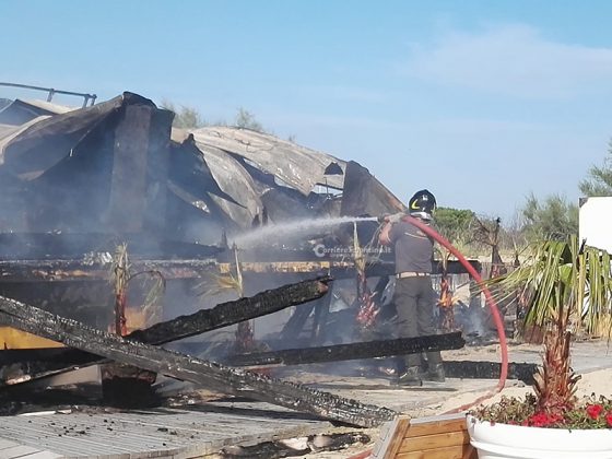 Raid incendiario contro un lido appena riaperto, danni ingenti: secondo episodio sulla costa ionica - Corriere Salentino