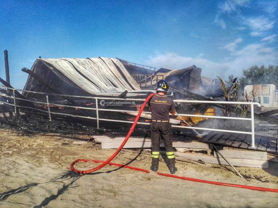 Raid incendiario contro un lido appena riaperto, danni ingenti: secondo episodio sulla costa ionica - Corriere Salentino