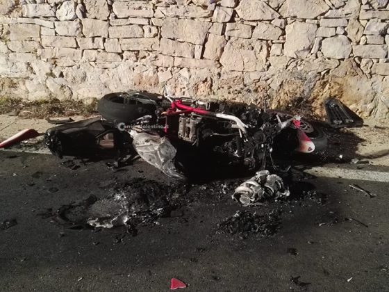 Tragedia sulla litoranea: scontro con auto e muro, poi moto prende fuoco. Muore centauro - Corriere Salentino