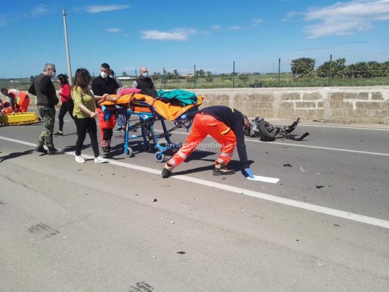 Schianto frontale contro un'auto, scooter disintegrato: corsa in ospedale per due giovani cugini - Corriere Salentino