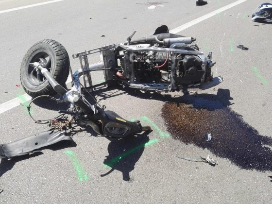 Schianto frontale contro un'auto, scooter disintegrato: corsa in ospedale per due giovani cugini - Corriere Salentino