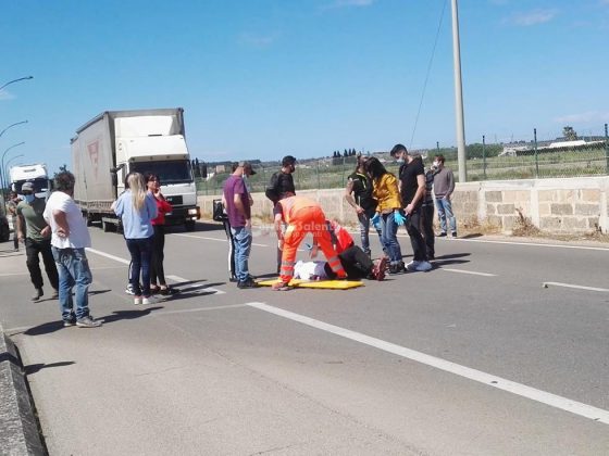 Schianto frontale contro un'auto, scooter disintegrato: corsa in ospedale per due giovani cugini - Corriere Salentino