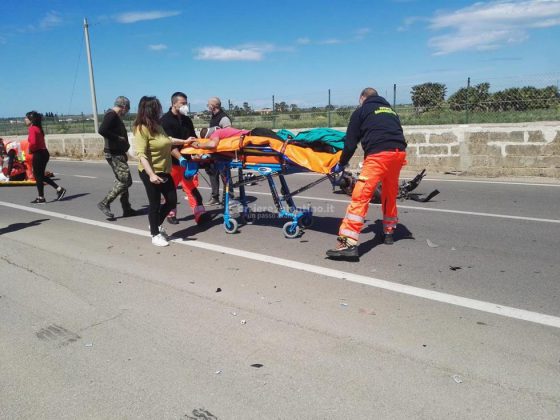 Schianto frontale contro un'auto, scooter disintegrato: corsa in ospedale per due giovani cugini - Corriere Salentino