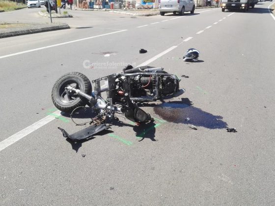 Schianto frontale contro un'auto, scooter disintegrato: corsa in ospedale per due giovani cugini - Corriere Salentino