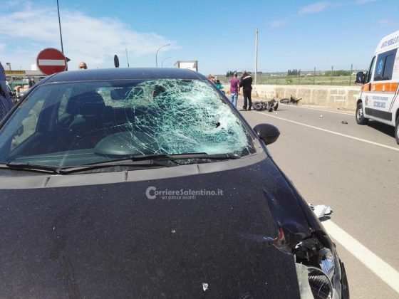 Schianto frontale contro un'auto, scooter disintegrato: corsa in ospedale per due giovani cugini - Corriere Salentino