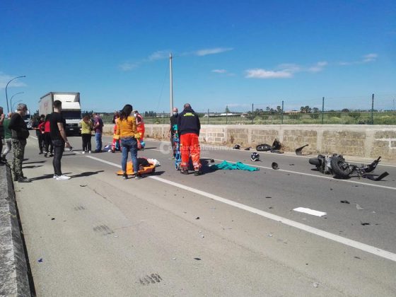 Schianto frontale contro un'auto, scooter disintegrato: corsa in ospedale per due giovani cugini - Corriere Salentino