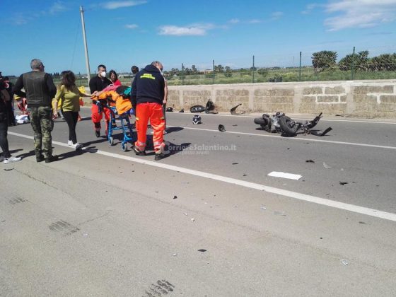 Schianto frontale contro un'auto, scooter disintegrato: corsa in ospedale per due giovani cugini - Corriere Salentino