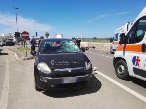 Schianto frontale contro un'auto, scooter disintegrato: corsa in ospedale per due giovani cugini - Corriere Salentino