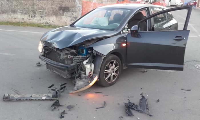Incidente alle porte del paese: impatto tra auto all'incrocio. Un ferito - Corriere Salentino