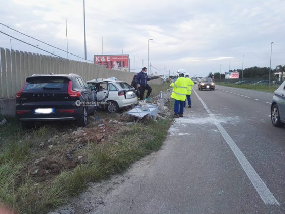 Violento schianto tra auto sulla statale, impatto all'incrocio: due feriti, uno è grave - Corriere Salentino