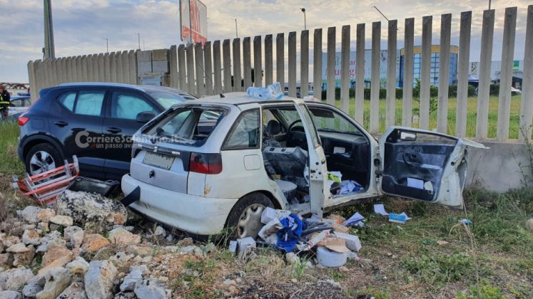 Violento schianto tra auto sulla statale, impatto all'incrocio: due feriti, uno è grave - Corriere Salentino